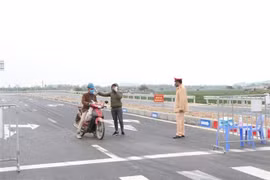 Lập chốt kiểm soát dịch tại khu vực cầu Triều, thuộc xã Thăng Long, thị xã Kinh Môn, tỉnh Hải Dương. (Ảnh: Mạnh Minh/TTXVN)