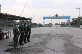 Lực lượng biên phòng quản lý, kiểm soát chặt chẽ người nhập cảnh và hàng hóa qua lại cửa khẩu quốc tế Dinh Bà, huyện Tân Hồng, tỉnh Đồng Tháp. (Ảnh: Chương Đài/TTXVN)