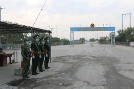 Lực lượng biên phòng quản lý, kiểm soát chặt chẽ người nhập cảnh và hàng hóa qua lại cửa khẩu quốc tế Dinh Bà, huyện Tân Hồng, tỉnh Đồng Tháp. (Ảnh: Chương Đài/TTXVN)