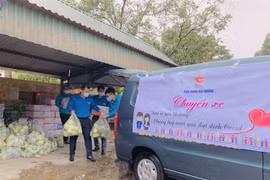 Thanh niên Hải Dương vận chuyển hàng ủng hộ phòng chống dịch từ điểm tiếp nhận của Tỉnh đoàn đến các vùng dịch. (Ảnh: Mạnh Minh/TTXVN)