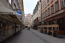 Cảnh vắng vẻ tại một tuyến phố ở Munich, Đức trong bối cảnh các biện pháp hạn chế được áp dụng nhằm ngăn chặn sự lây lan của dịch COVID-19. (Ảnh: AFP/TTXVN)
