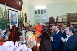 Thủ tướng Nguyễn Xuân Phúc dâng hương, tưởng nhớ Tổng Bí thư Lê Duẩn. (Ảnh: Thống Nhất/TTXVN)