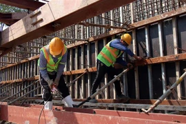 Công nhân thi công trên công trường Dự án hầm chui nút giao thông Nguyễn Văn Linh-Nguyễn Hữu Thọ (Quận 7, Thành phố Hồ Chí Minh). (Ảnh: Tiến Lực/TTXVN)