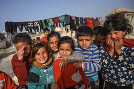 Trẻ em tại một trại tị nạn ở Kafr Lusin, tỉnh Idlib, Tây Bắc Syria. (Ảnh: AFP/TTXVN)