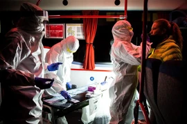 Nhân viên y tế lấy mẫu xét nghiệm COVID-19 tại Bratislava, Slovakia. (Ảnh: AFP/TTXVN)