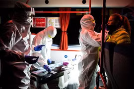 Nhân viên y tế lấy mẫu xét nghiệm COVID-19 tại Bratislava, Slovakia. (Ảnh: AFP/TTXVN)