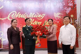 Đại tá Nguyễn Chiến, Phó Tư lệnh Binh đoàn 11, thay mặt cán bộ chiến sỹ Binh đoàn nhận lẵng hoa tươi thắm của Chủ tịch Quốc hội Lào Pany Yathotou. (Ảnh: Phạm Kiên/TTXVN)