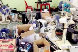 Số hàng hóa đã qua sử dụng, không hóa đơn, chứng từ bị lực lượng chức năng thu giữ. (Ảnh: Công Mạo/TTXVN)