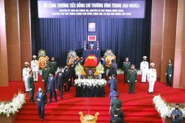 Đoàn đại biểu Chính phủ do Ủy viên Bộ Chính trị, Thủ tướng Chính phủ Nguyễn Xuân Phúc, dẫn đầu viếng nguyên Phó Thủ tướng Trương Vĩnh Trọng. (Ảnh: Thanh Vũ/TTXVN)