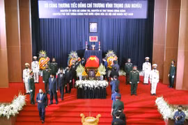 Đoàn đại biểu Chính phủ do Ủy viên Bộ Chính trị, Thủ tướng Chính phủ Nguyễn Xuân Phúc, dẫn đầu viếng nguyên Phó Thủ tướng Trương Vĩnh Trọng. (Ảnh: Thanh Vũ/TTXVN)