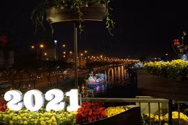 Khung cảnh chợ hoa Xuân Trên bến dưới thuyền năm 2021 bên bến Bình Đông (Quận 8). (Ảnh: Thu Hương/TTXVN)