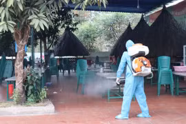 Cán bộ y tế xịt khử khuẩn tại quán lẩu dê Vườn Xoài, nơi BN1980 đến ngày 5/2. (Nguồn: thanhnien.vn)