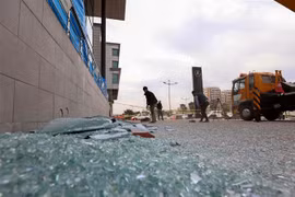 Mảnh vỡ kính sau vụ tấn công bằng rocket tại Arbil, khu tự trị người Kurd của Iraq, ngày 16/2. (Ảnh: AFP/TTXVN)