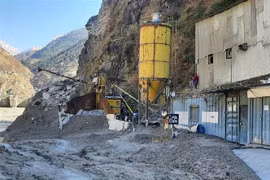 Đập thủy điện ở bang Uttarakhand, miền Bắc Ấn Độ bị hư hại sau trận lũ quét do vỡ sông băng trên dãy Himalaya. (Ảnh: THX/TTXVN)