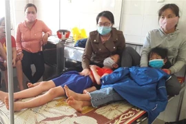 Các học sinh nhập viện theo dõi và điều trị tại Trung tâm y tế huyện Vĩnh Linh. (Ảnh: Thanh Thủy/TTXVN)