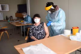Tiêm vắcxin ngừa COVID-19 cho người cao tuổi tại viện dưỡng lão ở Froendenberg, Đức. (Ảnh: AFP/TTXVN)