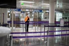 Cảnh vắng vẻ do dịch COVID-19 tại sân bay Charles de Gaulle ở Paris, Pháp. (Ảnh: AFP/TTXVN)