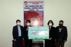 Đại diện Công ty Cổ phần Ecopark Hải Dương đã trao tặng tỉnh Hải Dương 10.000 test chẩn đoán nhanh virus SARS-CoV-2 và 5 tỷ đồng xây dựng, vận hành hệ thống xử lý nước thải cho bệnh viện điều trị COVID-19 của tỉnh. (Ảnh: Mạnh Tú/TTXVN)