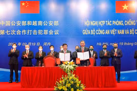 Đại tướng Tô Lâm, Bộ trưởng Công an Việt Nam và Bộ trưởng Bộ Công an Trung Quốc Triệu Khắc Chí ký kết Biên bản Hội nghị. (Ảnh: Doãn Tấn/TTXVN)
