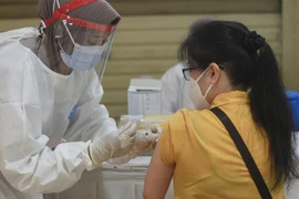 Nhân viên y tế tiêm vắcxin phòng COVID-19 cho người dân tại Jakarta, Indonesia. (Ảnh: THX/TTXVN)