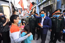 Phó Thủ tướng Vũ Đức Đam với người dân tại tổ dân phố số 10 và 11, nhà máy Z153 - Cục Kỹ thuật, Bộ Quốc phòng (huyện Đông Anh, Hà Nội). (Ảnh: Thành Đạt/TTXVN)