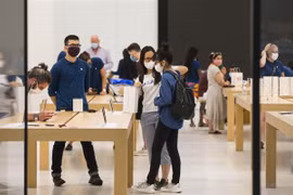 Khách hàng trải nghiệm các sản phẩm của Apple tại một cửa hàng ở Toronto, Canada. (Ảnh: THX/TTXVN)