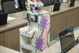 MAIROBOT có thể đo nhiệt độ, vận chuyển thuốc và giúp các nhân viên y tế giao tiếp với bệnh nhân bằng webcam và màn hình. (Nguồn: news24.com)
