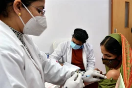 Nhân viên y tế tiêm vắcxin phòng COVID-19 cho người dân tại bệnh viện ở New Delhi, Ấn Độ. (Ảnh: THX/TTXVN)