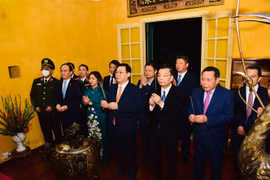 Lãnh đạo thành phố Hà Nội dâng hương tưởng nhớ Chủ tịch Hồ Chí Minh. (Ảnh: Nguyễn Cúc/TTXVN)