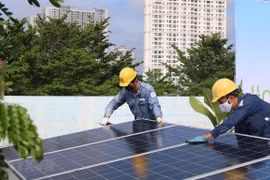 Lắp đặt điện năng lượng Mặt Trời. Ảnh minh họa. (Ảnh: Thanh Vũ/TTXVN)
