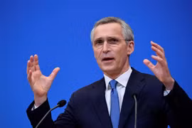 Tổng Thư ký NATO Jens Stoltenberg phát biểu họp báo sau cuộc họp trực tuyến với các Bộ trưởng Quốc phòng NATO tại Brussels, Bỉ ngày 17/2. (Ảnh: AFP/TTXVN)
