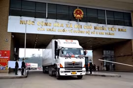Xe hàng được thông quan qua Cửa khẩu Quốc tế đường bộ số II Kim Thành sáng mùng 1 Tết Tân Sửu. (Ảnh: TTXVN phát)