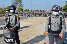 Cảnh sát phong tỏa tuyến đường dẫn tới tòa nhà Quốc hội ở thủ đô Naypyidaw ngày 29/1. (Ảnh: AFP/TTXVN)