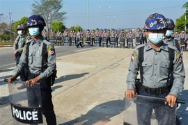 Cảnh sát phong tỏa tuyến đường dẫn tới tòa nhà Quốc hội ở thủ đô Naypyidaw ngày 29/1. (Ảnh: AFP/TTXVN)