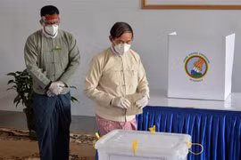 Tổng thống Myanmar Win Myint (phải) bỏ phiếu trong cuộc tổng tuyển cử tại điểm bầu cử ở Naypyidaw ngày 29/10/2020. (Ảnh: AFP/TTXVN)