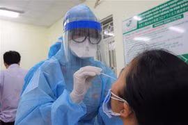 Lấy mẫu xét nghiệm tầm soát cho người dân. (Ảnh: Đinh Hằng/TTXVN)