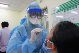 Lấy mẫu xét nghiệm tầm soát cho người dân. (Ảnh: Đinh Hằng/TTXVN)