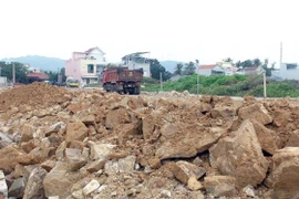 Đất đá được đổ để san lấp mặt bằng dự án khu đô thị Ánh Dương khi chưa được cơ quan chức năng cho phép. (Ảnh: Xuân Triệu/TTXVN)