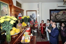 Thủ tướng Nguyễn Xuân Phúc dâng hương, tưởng nhớ Tổng Bí thư Lê Khả Phiêu. (Ảnh: Thống Nhất/TTXVN)
