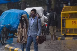 Người dân đeo khẩu trang phòng lây nhiễm COVID-19 tại New Delhi, Ấn Độ. (Ảnh: THX/TTXVN)