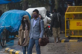 Người dân đeo khẩu trang phòng lây nhiễm COVID-19 tại New Delhi, Ấn Độ. (Ảnh: THX/TTXVN)