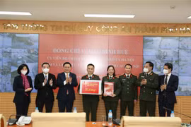 Bí thư Thành ủy Hà Nội Vương Đình Huệ tặng quà các cán bộ, chiến sỹ Trung tâm Thông tin Chỉ huy Công an thành phố Hà Nội. (Ảnh: Nguyễn Cúc/TTXVN)