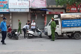 Xử phạt các trường hợp vi phạm không đeo khẩu trang ra đường. (Ảnh minh họa. Doãn Tấn/TTXVN)