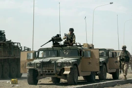Binh sỹ Mỹ gác trên tuyến đường cao tốc tới khu vực al-Taji, cách Baghdad, Iraq khoảng 20km về phía Bắc, nơi 5 binh sỹ Mỹ thiệt mạng và 6 người bị thương do các vụ tấn công của phiến quân. (Ảnh: AFP/TTXVN)