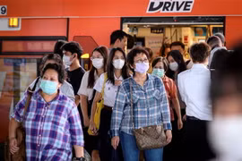 Người dân đeo khẩu trang đề phòng lây nhiễm virus corona tại Bangkok, Thái Lan. (Ảnh: AFP/TTXVN)