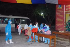 Công dân làm thủ tục vào cơ sở cách ly tập trung. (Ảnh minh họa. Đinh Tuấn/TTXVN)