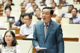 Bộ trưởng Bộ Tài nguyên và Môi trường Trần Hồng Hà trả lời và làm rõ một số vấn đề các đại biểu Quốc hội nêu. (Ảnh: TTXVN)
