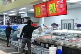 Người dân mua hàng tại một siêu thị. (Ảnh minh họa. THX/TTXVN)