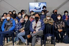 Du khách Hàn Quốc chờ tại khu vực cách ly ở sân bay quốc tế Ben Gurion, gần Tel Aviv, Israel sau khi bị từ chối nhập cảnh vào nước này ngày 24/2. (Ảnh: AFP/TTXVN)