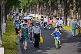 Người dân đi dạo tại công viên ở Vũ Hán, tỉnh Hồ Bắc, Trung Quốc. (Ảnh: AFP/TTXVN)